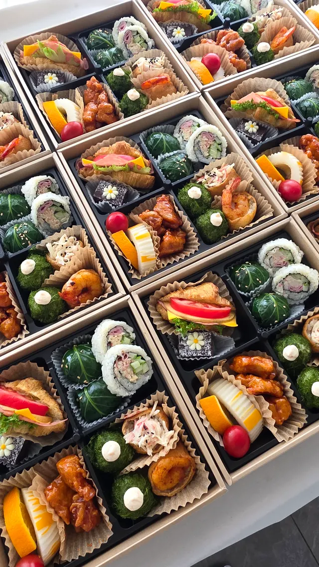 네 칸 도시락에 김밥과 유부초밥, 튀김, 샐러드를 담은 세미식사 도시락